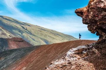 Fotobehang Toerist stond op vulkaan Etna © XtravaganT