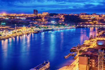 Fototapeta premium Porto, Portugal: aerial view of the old town at sunset 