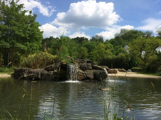 kleine Wasserfälle und ein kleiner See