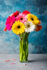 Photo sur Plexiglas Gerbera Colorful bunch of gerbera flowers in a glass vase.