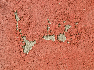 Rote Mauer mit abgeblättertem Putz
