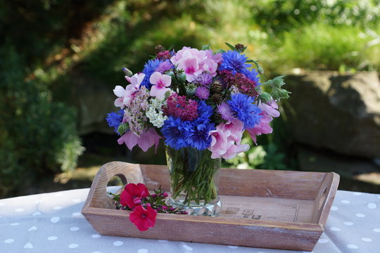 Sommerlicher Blumenstrauss mit Kornblumen,Phlox,Mohn und Scharfgabe
