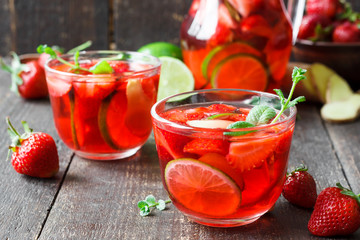 Strawberry tea with lime and mint