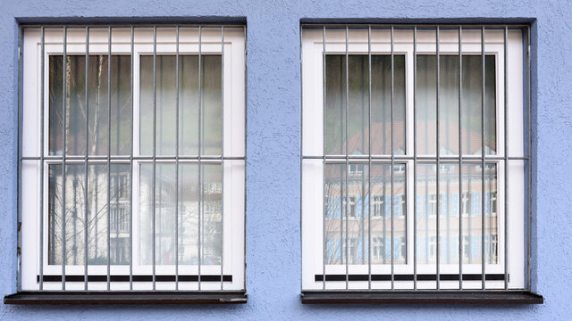 Weiße Fenster mit Einbruchsicherung