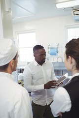 Obraz premium Male restaurant manager using digital tablet 