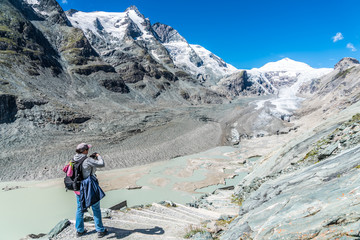 Fotografin beim Bergwandern erkundet das Gletschergebiet rund um den Großglockner