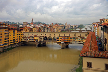Fototapeta premium Merchant shops on the Ponte Vecchio bridge over the Arno river in Florence, Tuscany, Italy