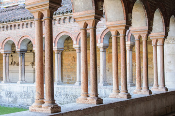Obraz premium The medieval colonnade of the inner courtyard of Basilica of San Zeno in Verona, Italy