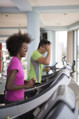 Obraz premium people exercisinng a cardio on treadmill in gym