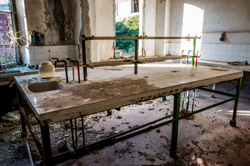 Fototapeta na wymiar Le laboratoire d l'usine abandonnée de Toscane