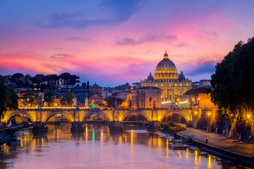 Fototapeta premium Sławny pejzażu miejskiego widok St Peters bazylika w Rzym przy zmierzchem