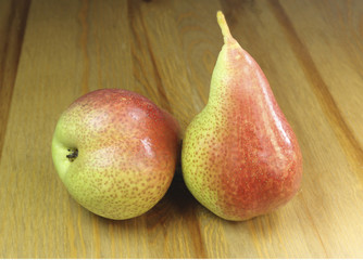  Fresh,juisy pear on a wooden table