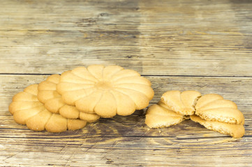 galletas sobre una mesa de madera
