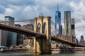 Zelfklevend Fotobehang Brooklyn Bridge Brooklyn Bridge en de skyline van Manhattan