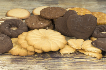 suartido de galletas sobre una mesa de madera