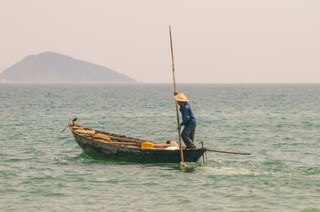 Naklejka premium Traditional Vietnamese fishing along the beautiful coastline of Vietnam