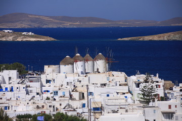 Naklejka premium Mykonos et ses moulins à vent