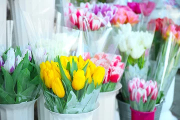 Crédence de cuisine en verre imprimé Fleuriste Colorful tulips in flower shop
