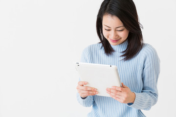Fototapeta premium タブレットを見る女性