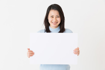 Fototapeta premium ホワイトボードを持つ女性 笑顔