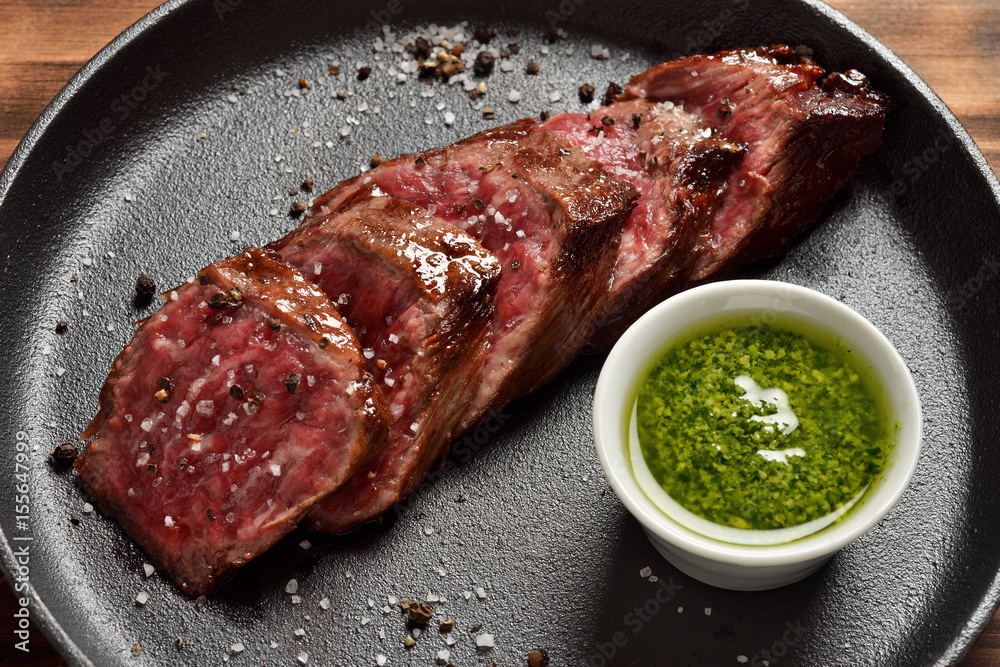 Sticker medium rare skirt steak in a pan