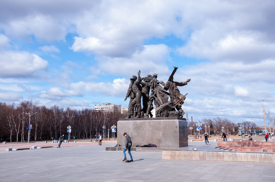 U qizni uxlashga yotqizib sikayotgani videosi