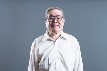 笑顔のシニア男性