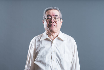 シニア男性ポートレート,灰色の背景
