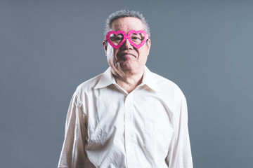 シニア男性ポートレート,灰色の背景