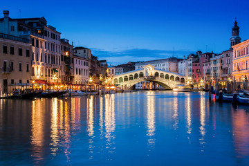 Fototapeta na wymiar Ponte Rialto and gondola at sunset in Venice, Italy