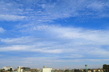 Fototapeta na wymiar 幻想的なスジ雲と街並み