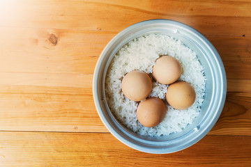 boil four eggs and cook rice at the same time, an idea of to save time and money, way to make the fast meal, popular in the dorm student, rice cooker