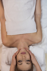Obraz na płótnie Canvas woman receiving a head massage