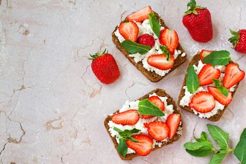 sandwich with strawberries and goat cheese,