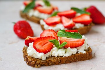 sandwich with strawberries and goat cheese,