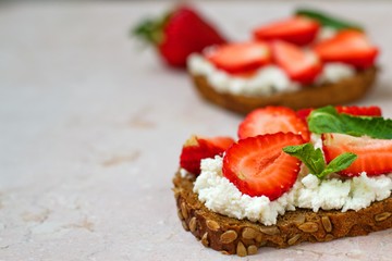 sandwich with strawberries and goat cheese,