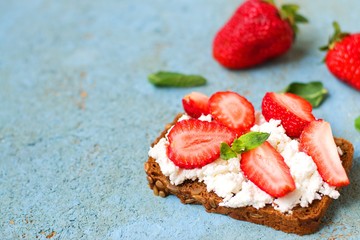sandwich with strawberries and goat cheese,