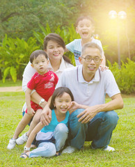 Fototapeta na wymiar asian family