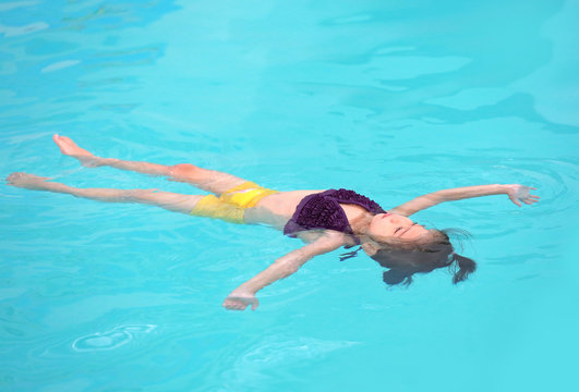 Little girl in swimming pool training.