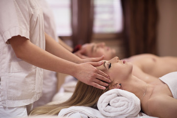 Obraz na płótnie Canvas couple enjoying head massage at the spa