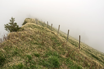 Fence on the ridge, Zaum auf dem Berggrat