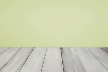 グリーン系の壁と白木の床