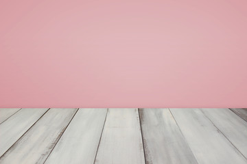 ピンクの壁と白木の床