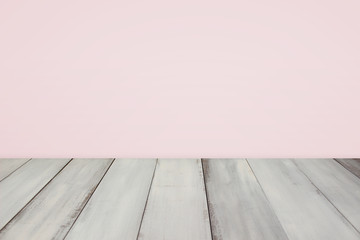 ライトピンクの壁と白木の床
