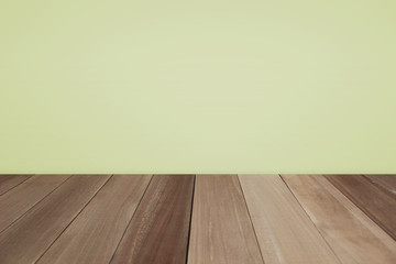 グリーン系の壁と木の床