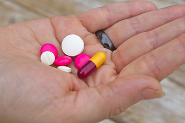 main tenant des médicaments