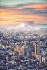 Poster Retuschieren Sie den mit Schnee bedeckten Mt. Fuji und das japanische Stadtbild am Himmel in der Dämmerung © sahachat