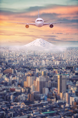 Fototapeta premium Retusz Mt.Fuji pokryty śniegiem i Japonia pejzaż z samolotem na niebie w zmierzchu