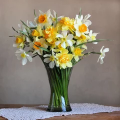 Photo sur Plexiglas Narcisse Bouquet of spring flowers in a glass vase.