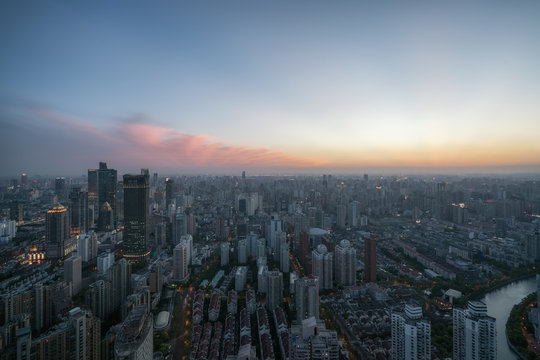 A strange light in the sky of Shanghai © YANG WEI CHEN 